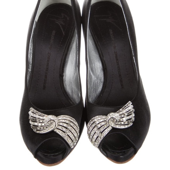 Gorgeous Giuseppe Zanotti Crystal Embellishments Pumps - Picture 2 of 9